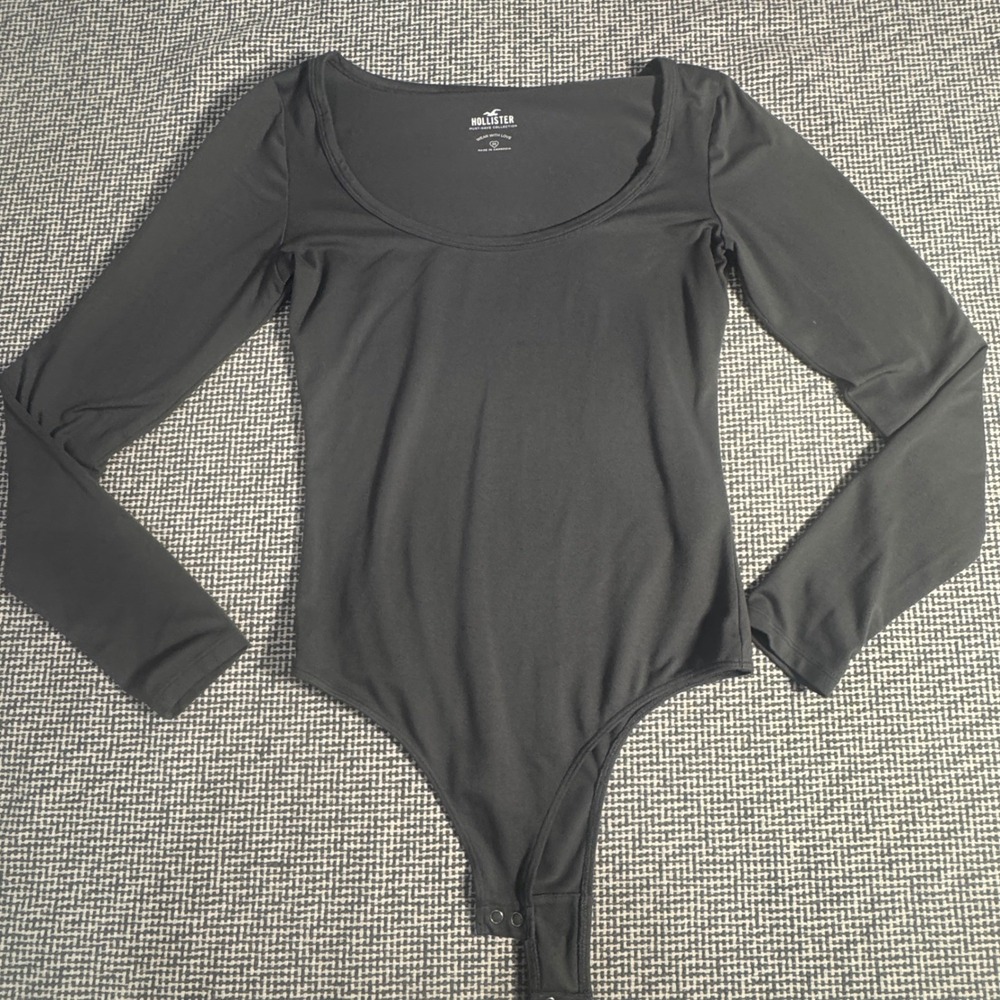 Hollister Must-Have Collection Long Sleeve Scoop Neck Bodysuit Dark Gray Medium